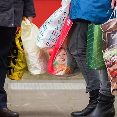 Beleidigung im Supermarkt: Nachricht auf Einkaufstüten macht Verbraucher furchtbar wütend