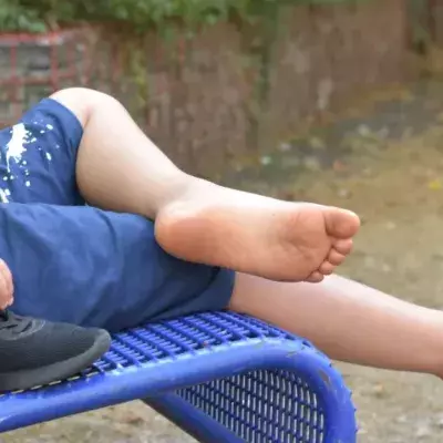Junge tritt beim Spielen in Spritze. Im Krankenhaus wird das Blut darin getestet