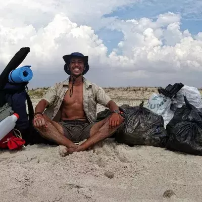 Junger Tunesier läuft 300 km, um am Strand Müll aufzusammeln
