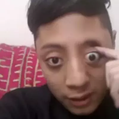 Was dieser junge Pakistaner gleich mit seinen Augen macht, glaubt man kaum!