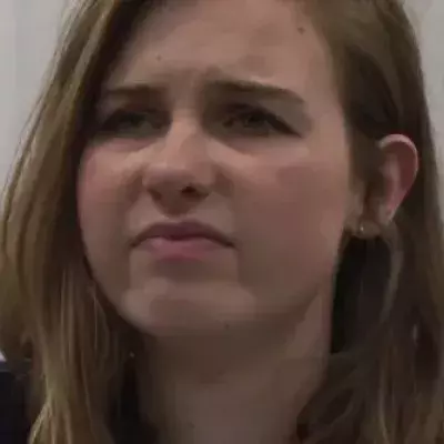 Sie muss dringend aufs Klo, doch der Lehrer will nicht. Dann greift sie zu einem anderen Mittel