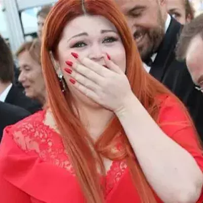 Auf dem roten Teppich passiert ihr das Peinlichste, das eine Frau erleben kann!