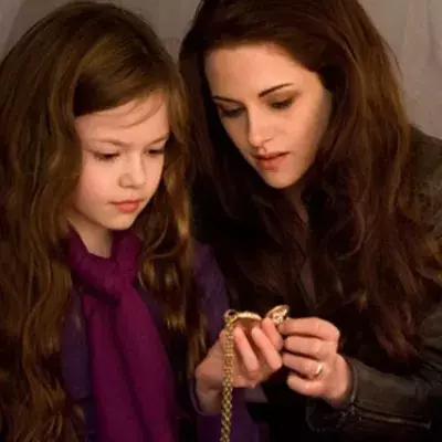 10 Jahre nach Twilight trifft Kristen Stewart "ihre Tochter" wieder!