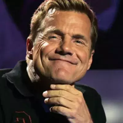 Dieter Bohlen kuschelt zu dritt. Entdecke, in wen er sich verliebt hat!