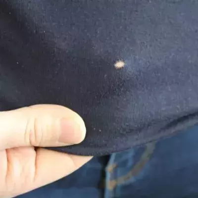 Löcher im T-Shirt: Das ist der Grund