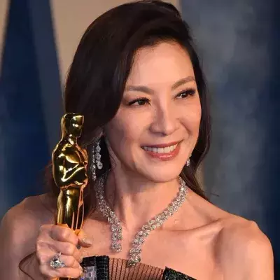 Michelle Yeoh sorgt als frisch gebackene Oma für Verwirrung