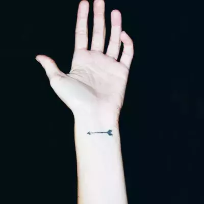 Fein und feminin: Kreative Tattoo-Ideen fürs Handgelenk