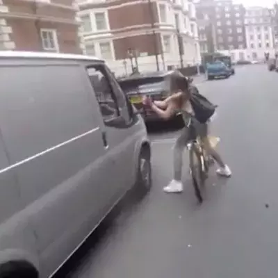 Die Fahrradfahrerin wird belästigt und zahlt es den Männern im Auto eiskalt heim