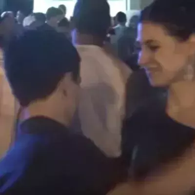 Dieser junge Gentleman fordert eine Frau zum Tanz auf und verblüfft alle damit