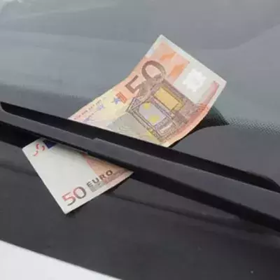 50-Euro-Geldschein an der Windschutzscheibe vom Auto: Was tun?