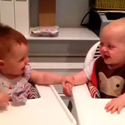 Was diese Zwillingsbabys machen, ist ansteckend