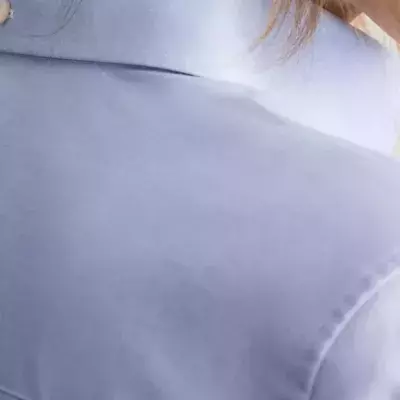 Warum gibt es diese kleine Schlaufe am Hemdkragen?
