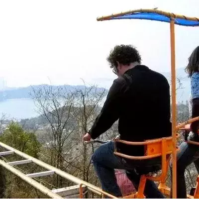 Die schlimmste Achterbahn der Welt: Einmal um die Ecke gebogen und es kommt noch dicker!