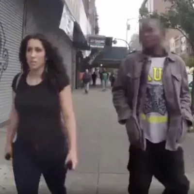 Was diese Frau durchmachen muss, wenn sie durch die Stadt geht, ist schrecklich