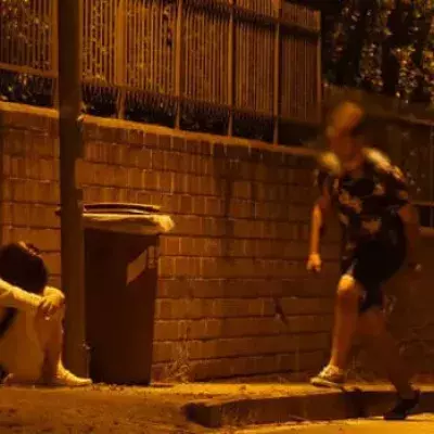 Wenn du dieses Mädchen nachts auf der Straße siehst, ergreife sofort die Flucht!