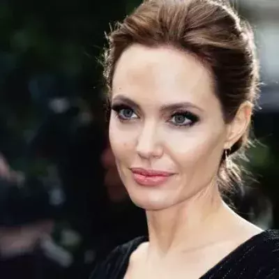 Nacktfotos von Angelina Jolie zum Verkauf.