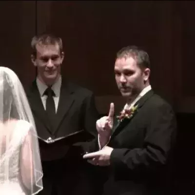 Dieser Mann unterbricht seine Hochzeit. Du wirst niemals erraten, warum!