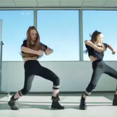 Sie betreten ein Büro und beginnen einfach zu tanzen!