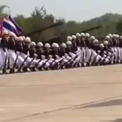 Diese Soldaten fallen reihenweise um!
