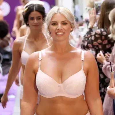Trotz Bodyshaming: Curvy-Model Angelina Kirsch läuft in Unterwäsche