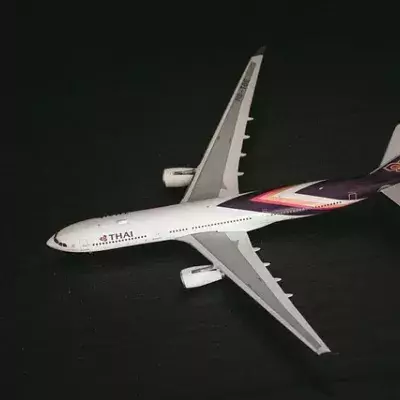 Der thailändische König hat sich eine Boeing 737 in seinen Garten stellen lassen