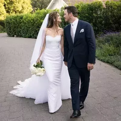 Dieses Kleid trägt Katherine Schwarzenegger bei ihrer Hochzeit mit Chris Pratt, der sich seinerseits auch ordentlich rausgeputzt hat.
