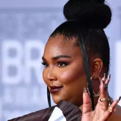 Ein Look zum Anbeißen: So zieht Lizzo auf dem roten Teppich alle Blicke auf sich.