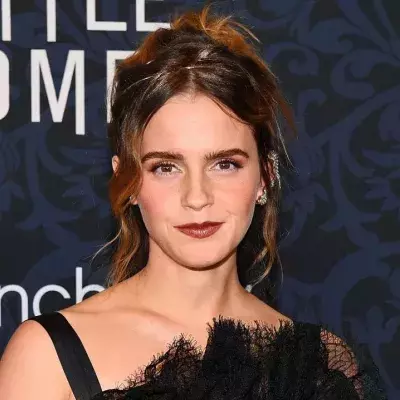 Emma Watson trägt einen verdächtigen Ring am Finger