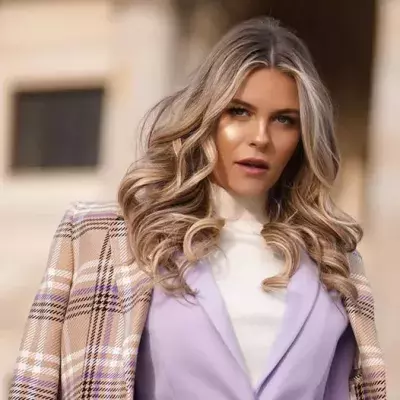 Influencerin Dagi Bee macht Werbung für ein überteuertes Produkt