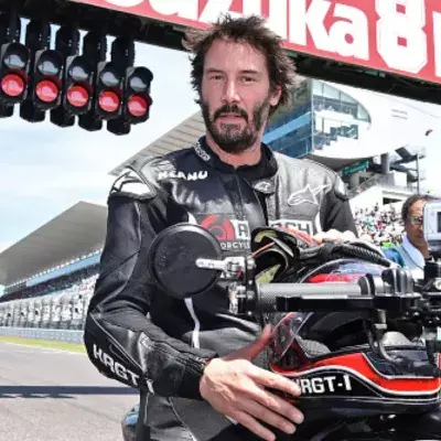 Keanu Reeves bei einem Motorradrennen.