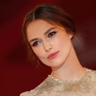 Keira Knightley: Ihr Kleid reißt vor Rotem Teppich