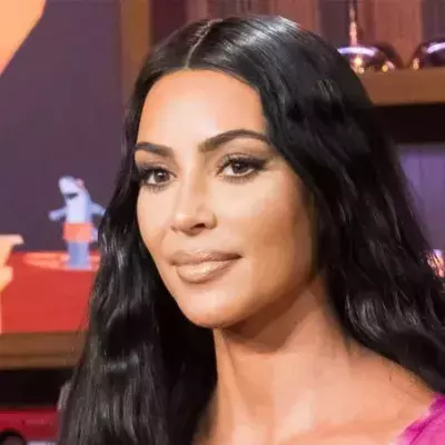 Kim posiert mit ihren Kids