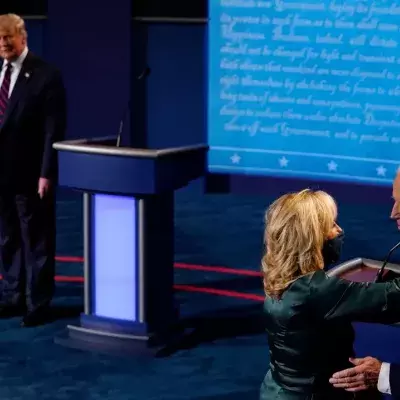 Melania Trump und Jill Biden an der Seiten ihrer Präsidentenmänner.