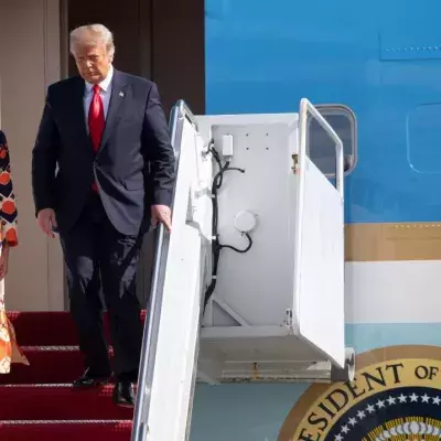 Melania und Donald Trump steigen aus dem Flugzeug
