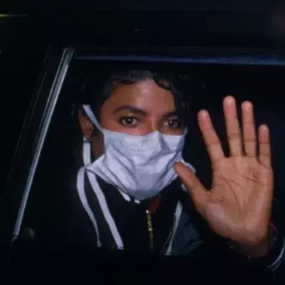 Michael Jackson mit Mundschutz