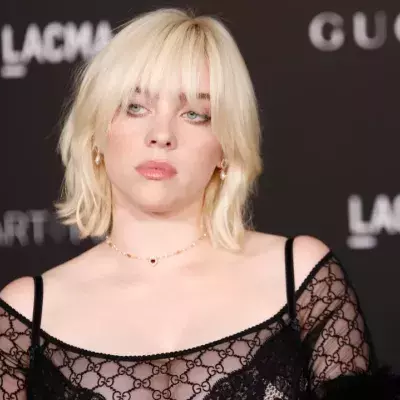 Ohne Hülle: für dieses Produkt lässt Billie Eilish tief blicken