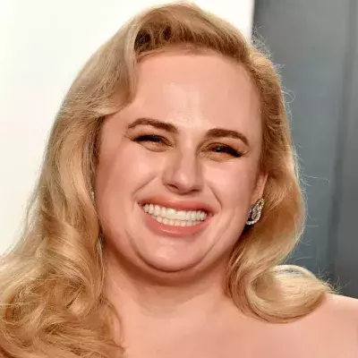 Rebel Wilson geht 2020 zur Vanity Fair Oscar Party