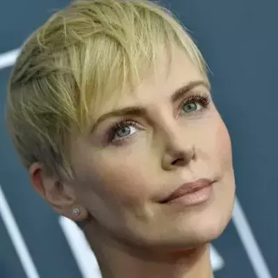 Schwindelerregende Einblicke: Charlize Theron in einem Metallic-Kleid mit XXL-Ausschnitt