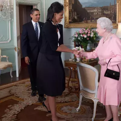 Michelle Obama: Das Geheimnis hinter dem Umarmungs-Fauxpas mit der Queen