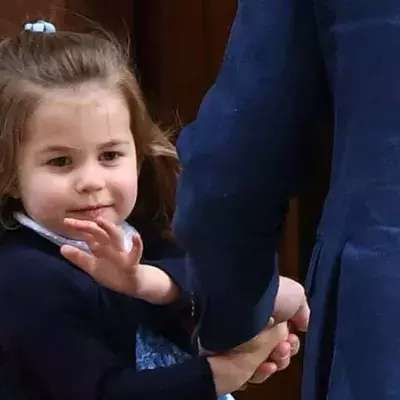 Alle schmelzen dahin, als Prinzessin Charlotte sich plötzlich umdreht und zeigt, wer die wahre Thronfolgerin Nummer 1 sein sollte...
