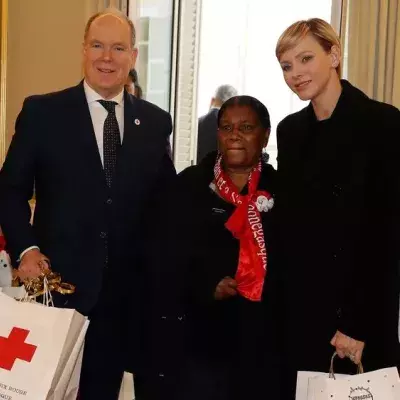 Albert II. und Charlène verteilen Weihnachtstüten beim Roten Kreuz