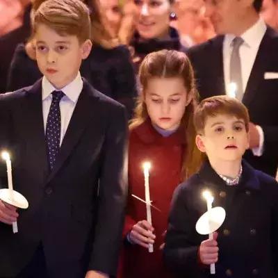 Royal sortiert Geschenke: Prinz Louis hilft dem Weihnachtsmann