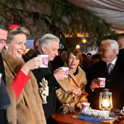 Belgisches Königspaar genießt Glühwein in Dresden