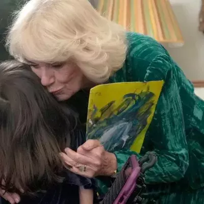 Royal-Tradition: Königin Camilla schmückt mit Kindern Weihnachtsbaum