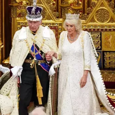 König Charles eröffnet Parlament - Camilla sorgt mit Outfit für Aufsehen