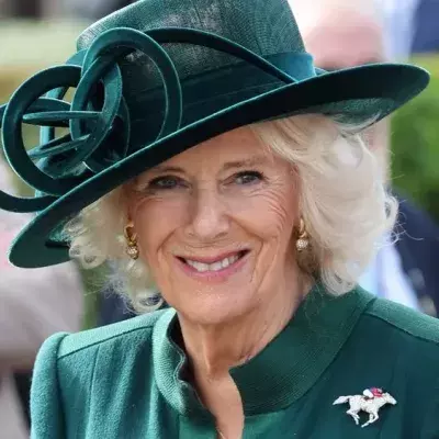 Königin Camilla ehrt Queen Elizabeth II. mit besonderem Schmuckstück