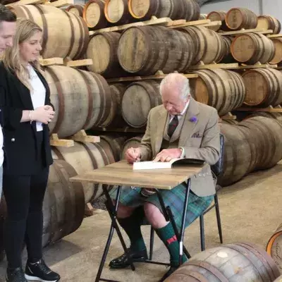 König Charles III. eröffnet im Kilt eine Whiskey-Destillerie