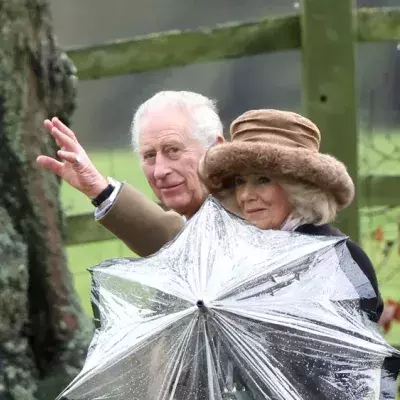Bei Kirchenbesuch: Charles und Camilla trotzen dem Regen