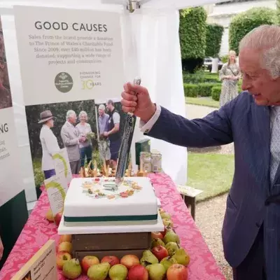 König Charles III.: Zum Charity-Jubiläum schneidet er den Kuchen an