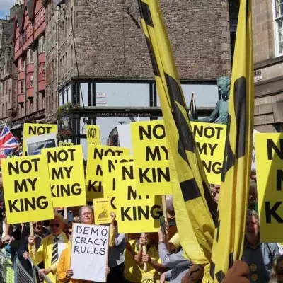 Schottische Krönung von Charles: Proteste, Gebete und neues Schwert